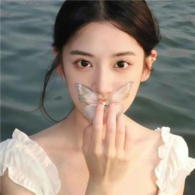 窗中女孩